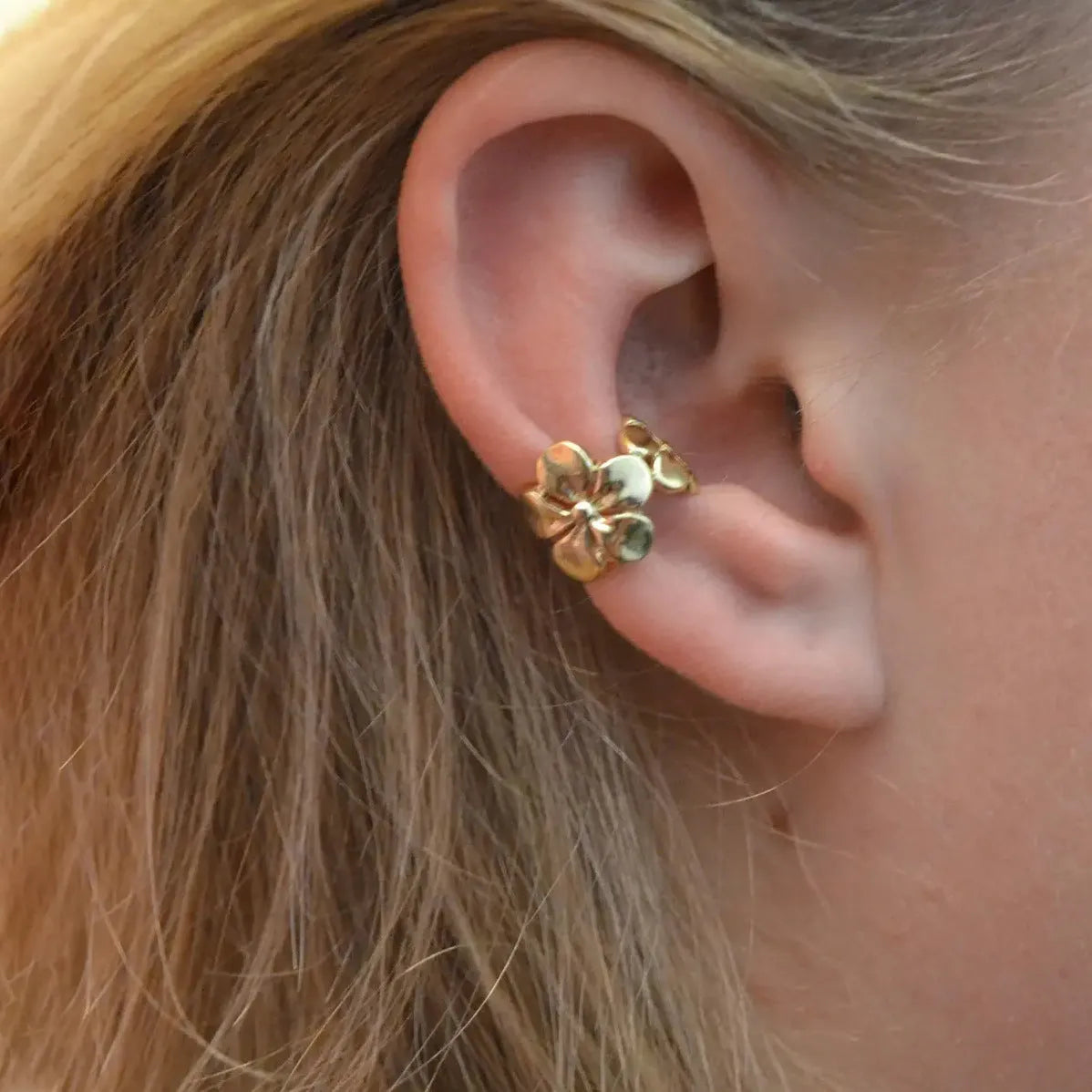 Gold electroplated alloy earrings with starfish and conch design elements for women's beach fashion