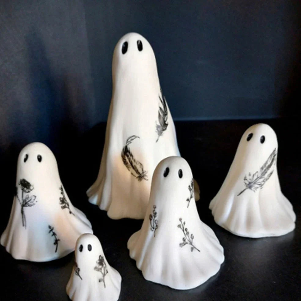White synthetic resin ghost ornaments in sizes 3.2cm to 10cm for Halloween, three-piece set on display