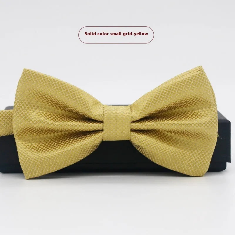 Flat-head self-tie bow tie in a wine red colour, showing its 12cm width and 6cm height dimensions.