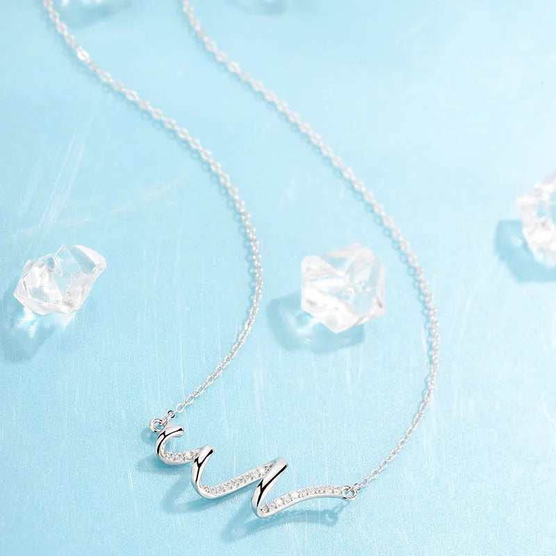 Women's wavy heartbeat clavicle necklace in gold or platinum colour with copper electroplated geometric pendant