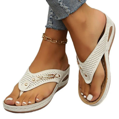 Women's retro flip-flops with herringbone scaffold pattern in light brown colour showing PU upper and EVA sole