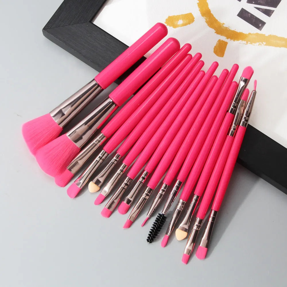 MAANGE 18-piece make-up brush set with fan-shaped tools for contouring and blending on a table