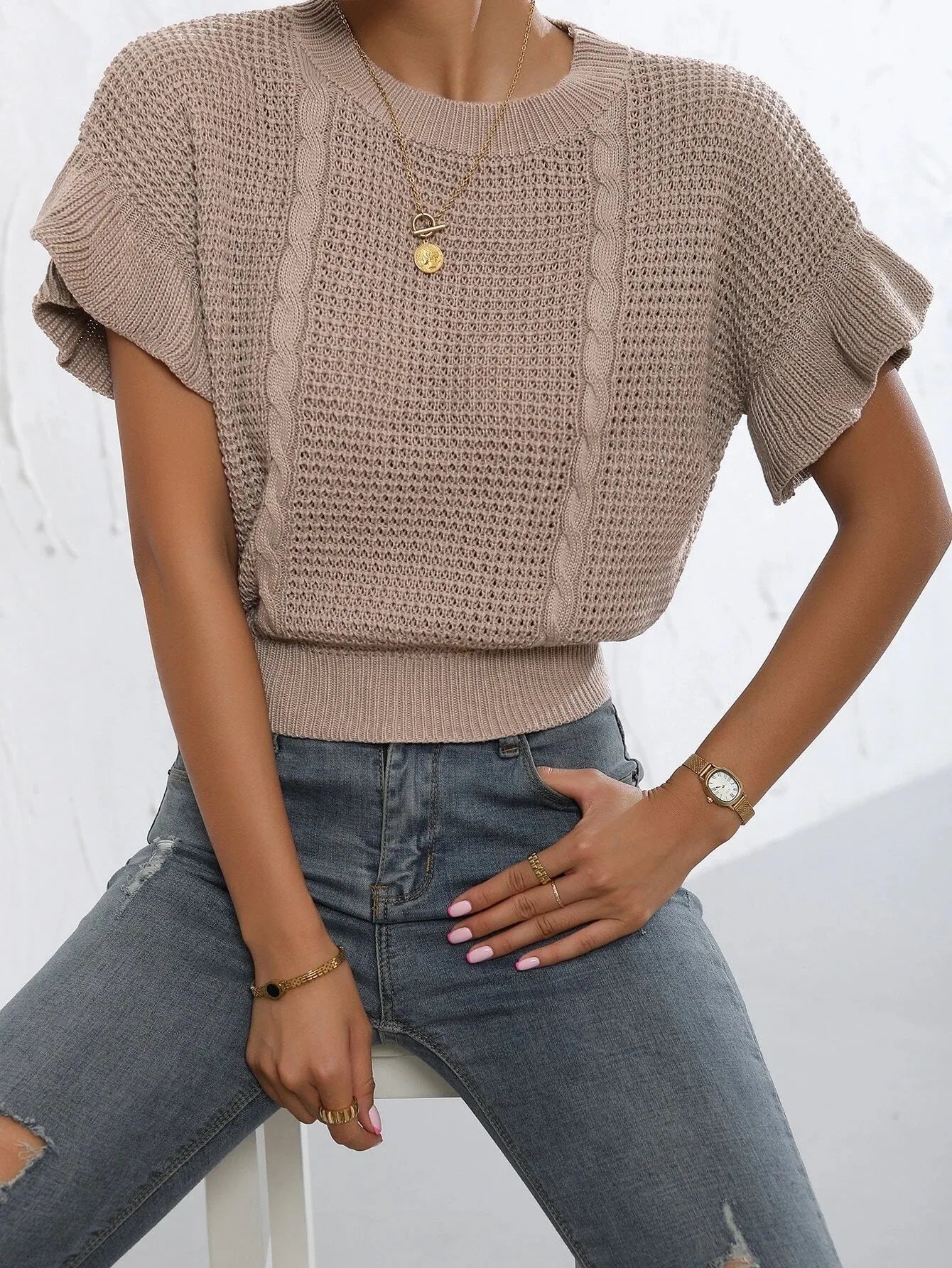Twisted string pattern knitted pullover sweater with ruffled short sleeves in loose fit.