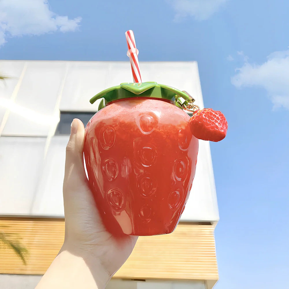 Cute 500ml kawaii strawberry water bottle with integrated straw, BPA-free PP plastic, 12cm tall, red fruit design for cold drinks