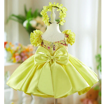 Little girl's yellow princess dress with flying sleeves and umbrella skirt design for birthday parties