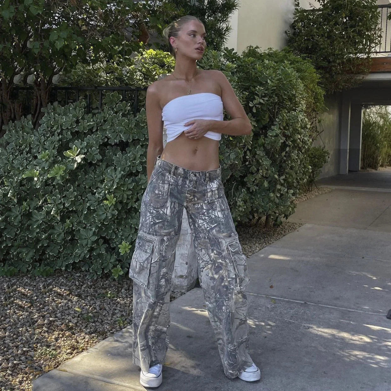 Women's casual camouflage cargo pants with multiple pockets for summer wear