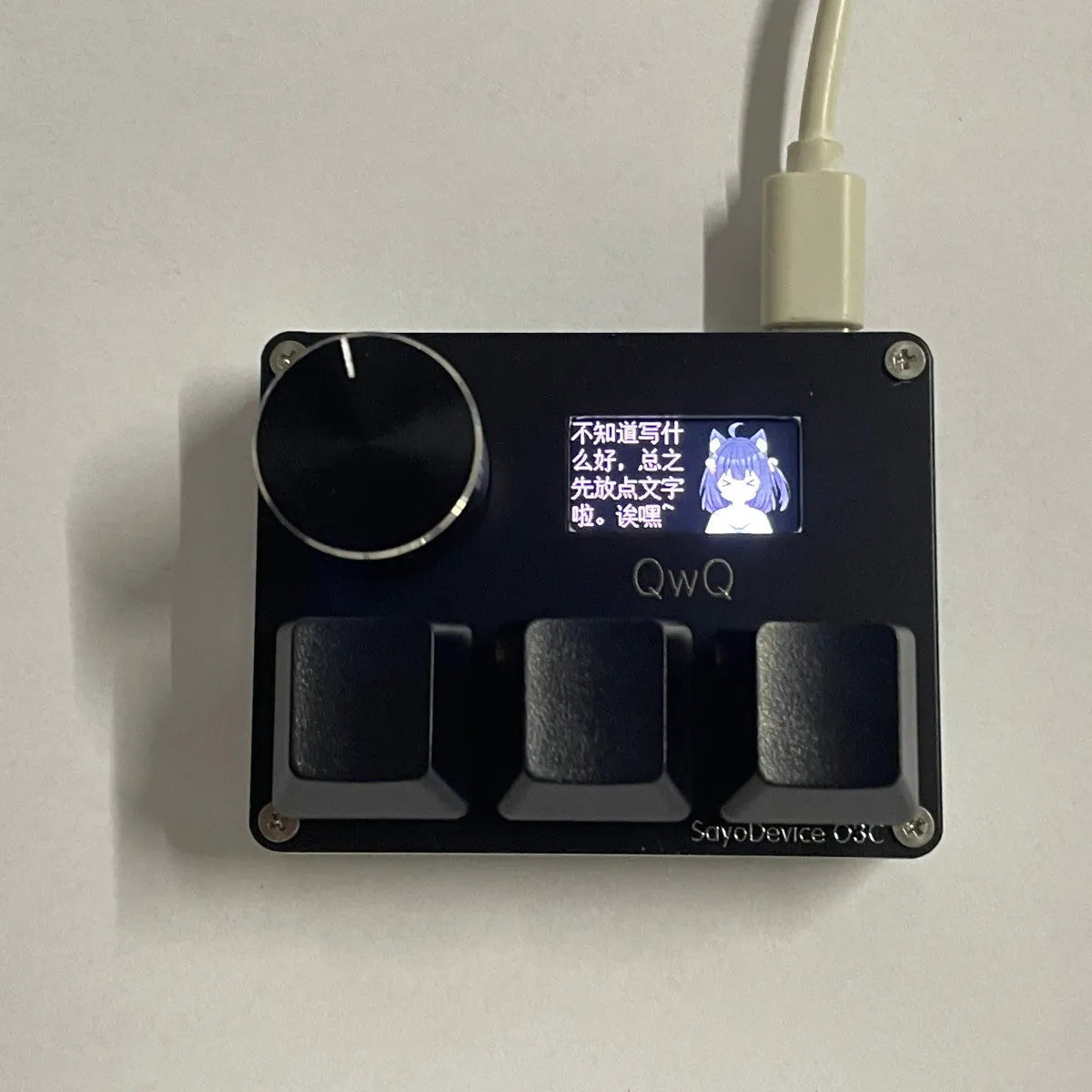 Magnetic axis numeric game keypad with programmable knob and colour screen on desk