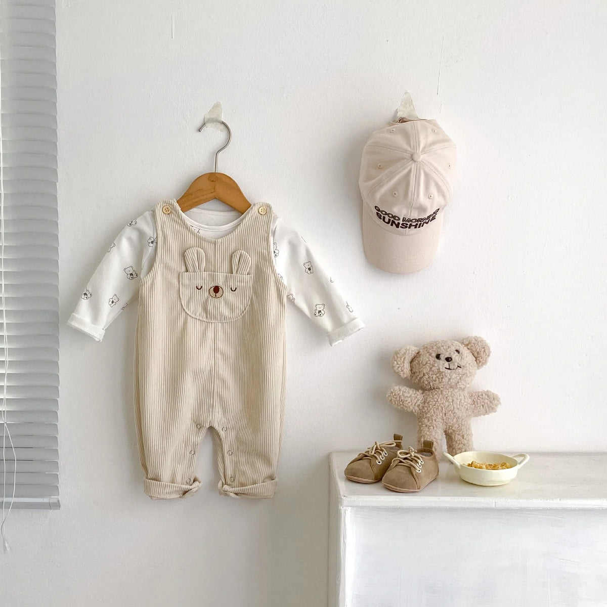 Infant clothing set with suspenders on corduroy trousers and long sleeve top