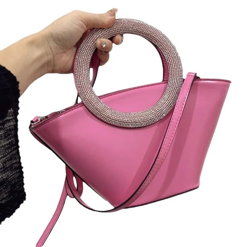 PU bucket bag with diamond round handle, single shoulder strap, three-dimensional pocket, and internal file bag in classic black