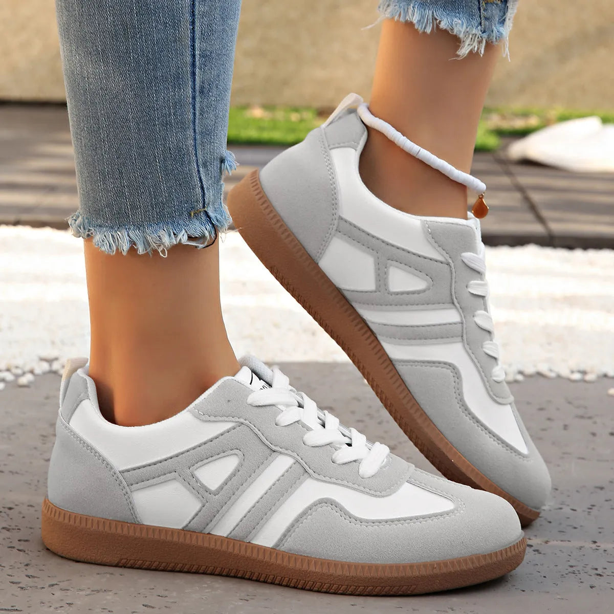 Women's retro lace-up jogging shoes in black, grey, or khaki with a platform sole.