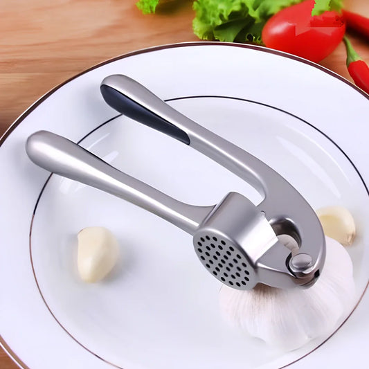 Manual garlic press with 17cm zinc alloy construction and long groove design for efficient garlic crushing