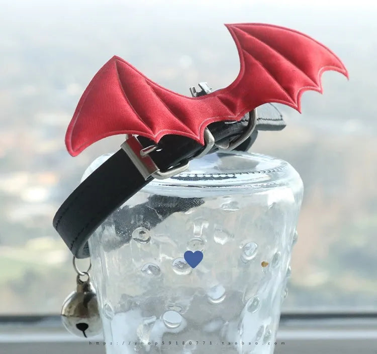 Adjustable leather choker with detachable wing elements in patent leather satin finish