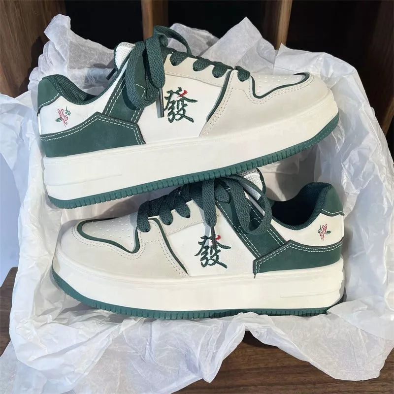 Men's retro low-top sneakers with anti-slip rubber sole and synthetic PU upper