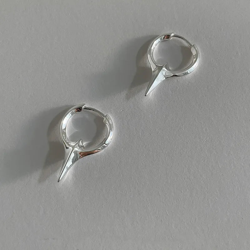 Geometric star-shaped ear clip for women in a platinum electroplated finish.