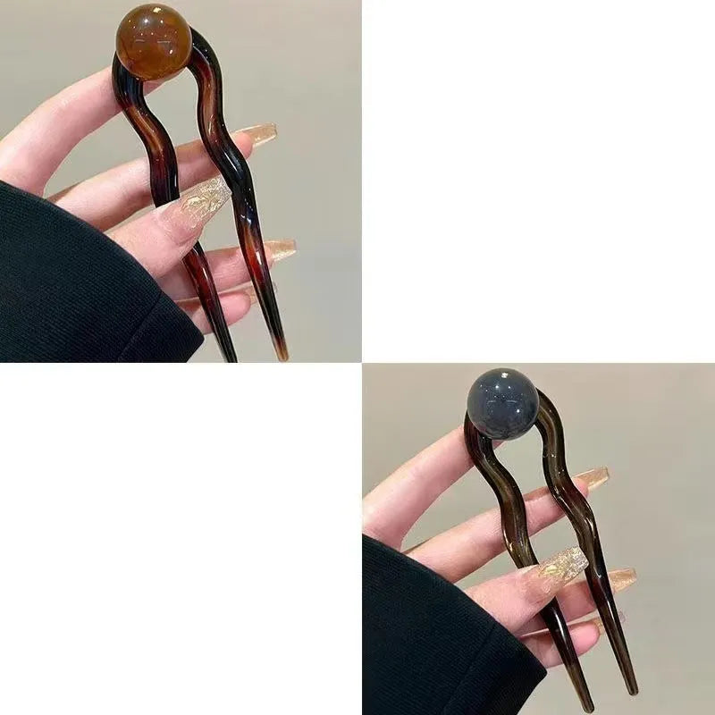 Acrylic U-shaped hair barrette with retro ball design in caramel colour