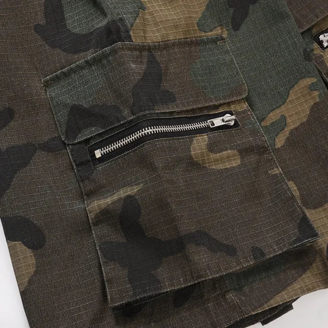 Green H215 camouflage cotton work shorts with multiple pockets on a mid-waist, loose-fit model.