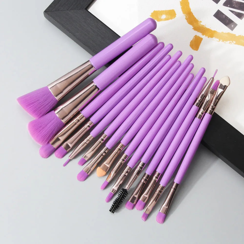 MAANGE 18-piece make-up brush set with fan-shaped tools for contouring and blending on a table