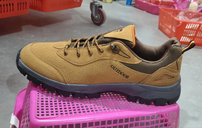 Men's low-top hiking shoes in army green with a cloth upper and flexible viscose sole.