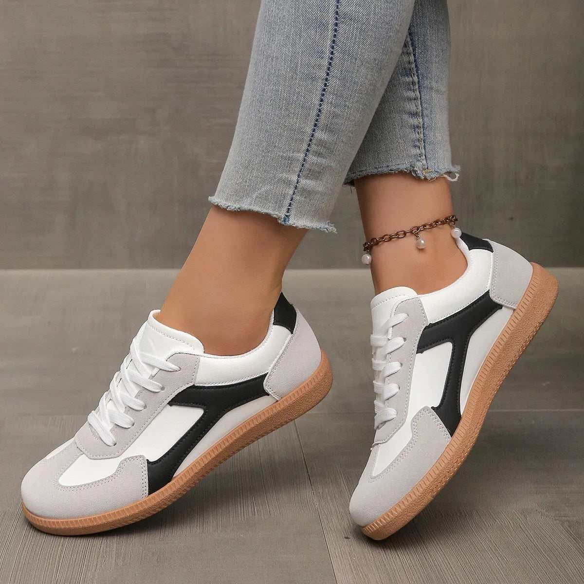 Women's low-top casual sneakers in a round toe design with a lace-up front, shown in a selected colour.