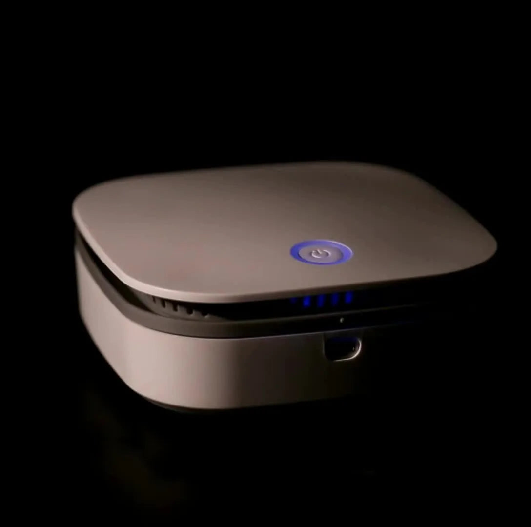 White USB car air purifier with negative ion sterilisation and composite filter