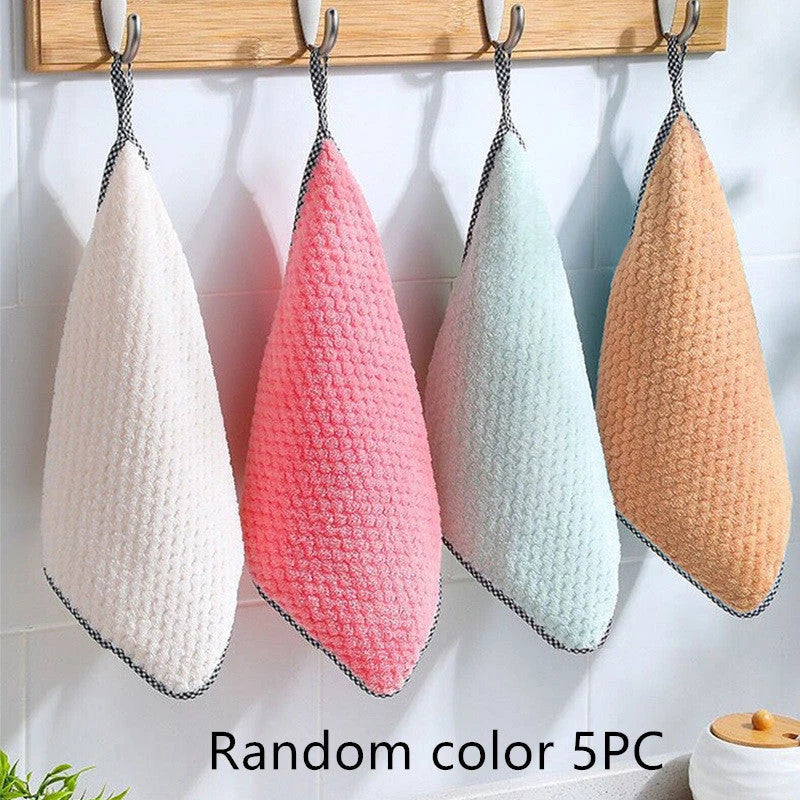 Absorbent and durable kitchen dish towels in various colors, made from soft and antibacterial materials for effective cleaning and drying.