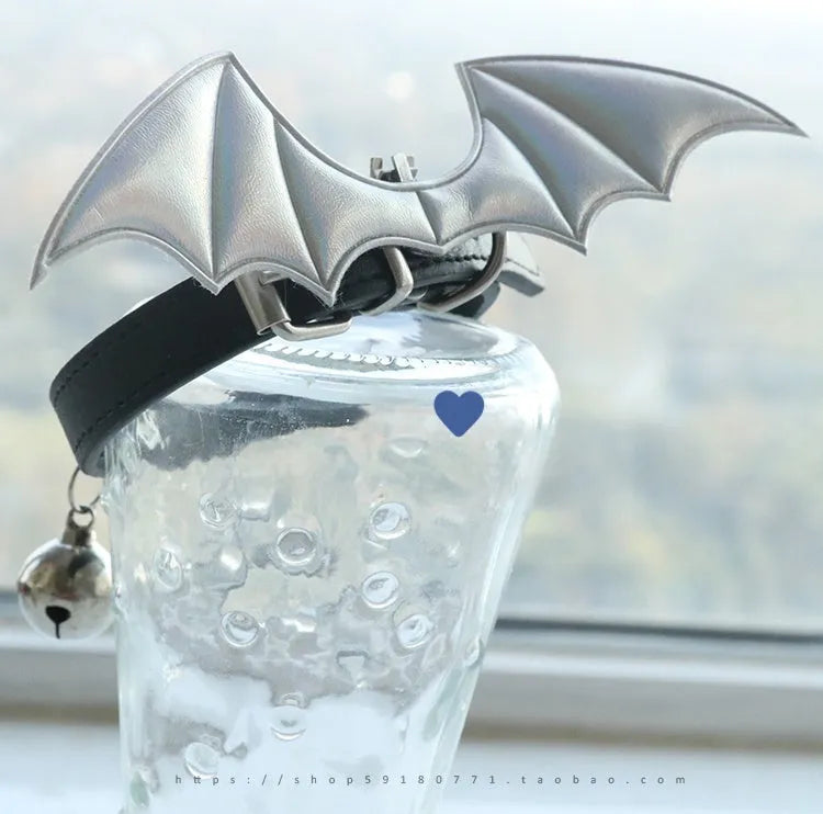 Adjustable leather choker with detachable wing elements in patent leather satin finish