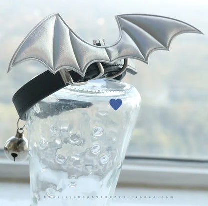 Adjustable leather choker with detachable wing elements in patent leather satin finish
