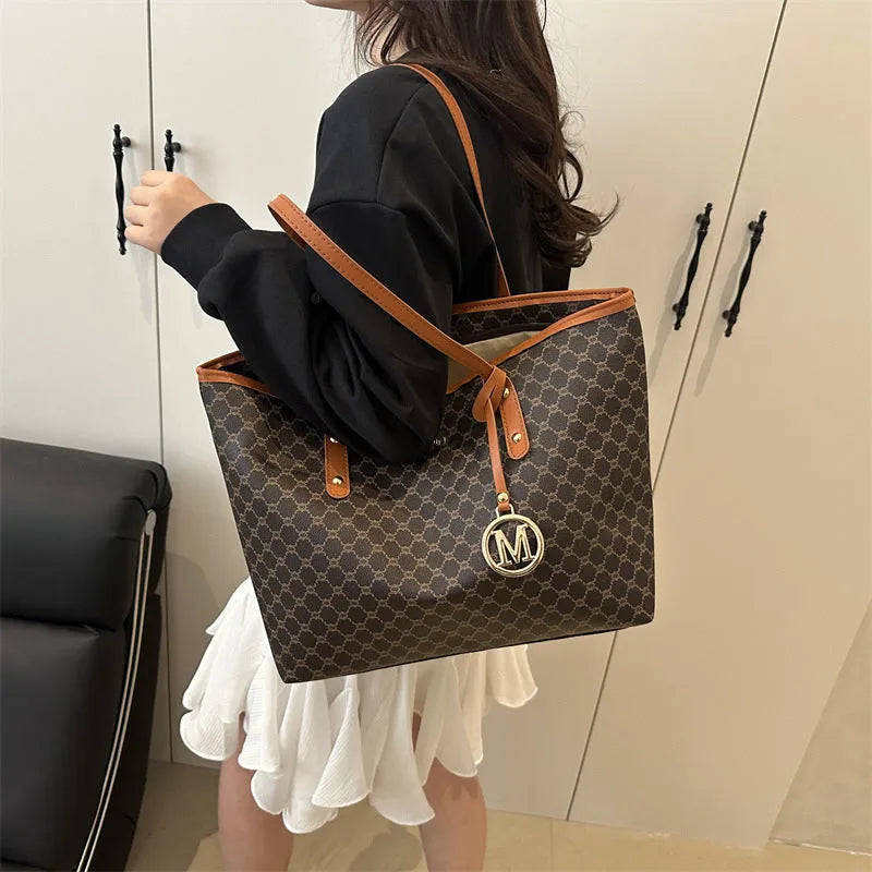 PU shoulder bag in street trend style with sewing thread details, showing 42cm width and 22.5cm handle.