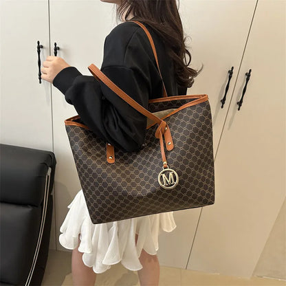 PU shoulder bag in street trend style with sewing thread details, showing 42cm width and 22.5cm handle.