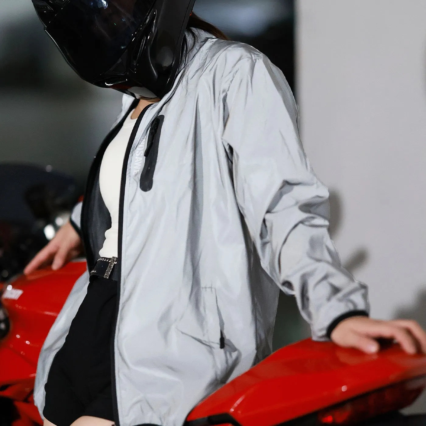 Waterproof polyester long sleeved top in BL220 silver colour showing front view and sizing details
