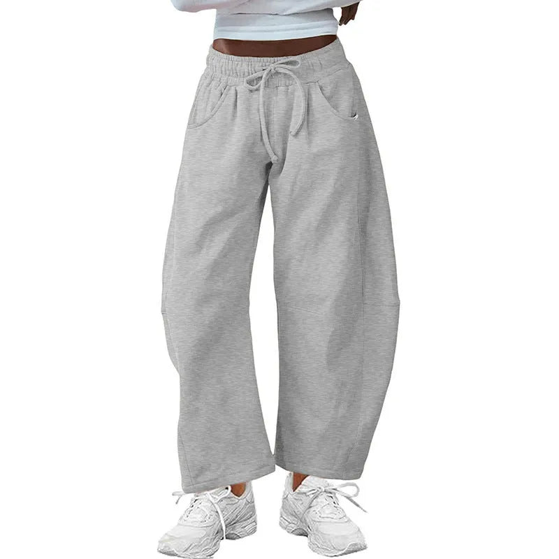 Loose fit cropped sweatpants in army green with an elastic drawstring waistband and side pockets.
