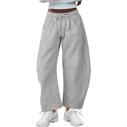Loose fit cropped sweatpants in army green with an elastic drawstring waistband and side pockets.