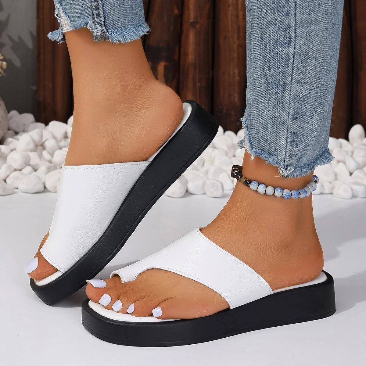Women's thick-soled clip-toe flat slippers in black and white for summer outdoor wear