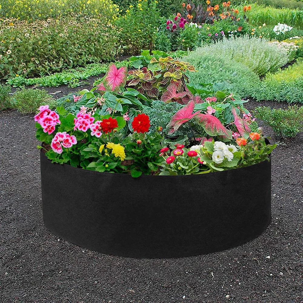 Round fabric grow bags for plants with water-retaining felt material in black and green