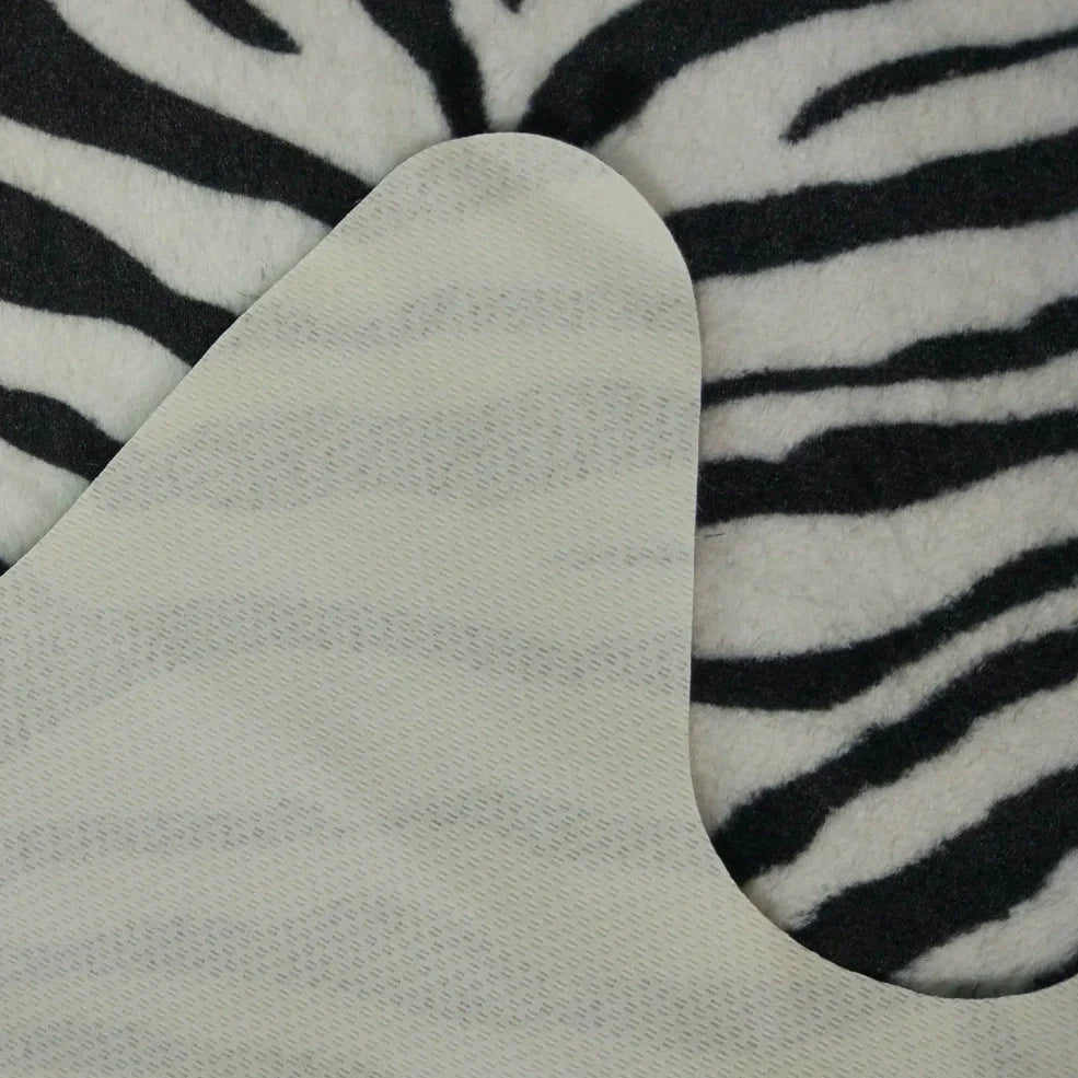 Irregular shape 140x160cm polyester bedroom carpet with non-slip backing in one of five decorative styles