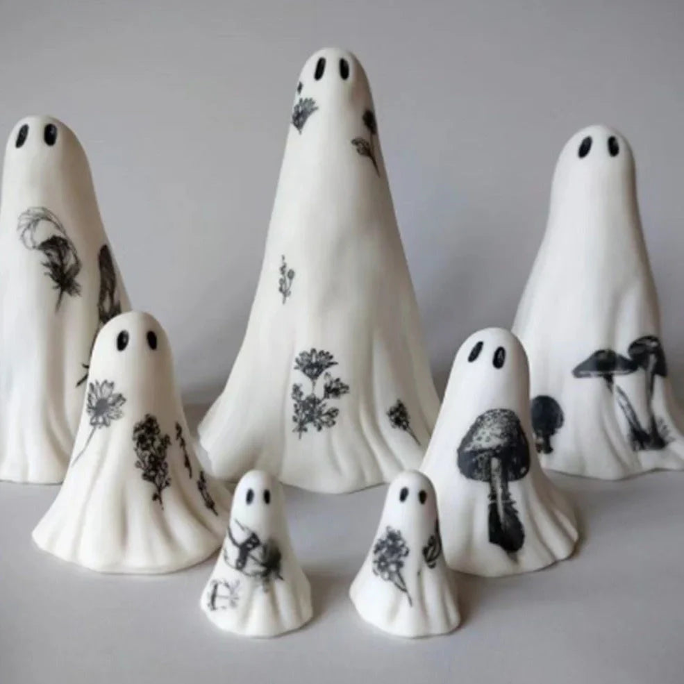 White synthetic resin ghost ornaments in sizes 3.2cm to 10cm for Halloween, three-piece set on display