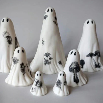 White synthetic resin ghost ornaments in sizes 3.2cm to 10cm for Halloween, three-piece set on display