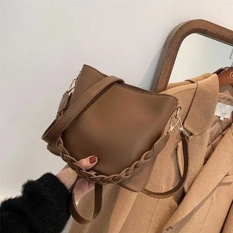 Fashion retro one-shoulder crossbody underarm bucket bag in khaki with weaving details and PU material