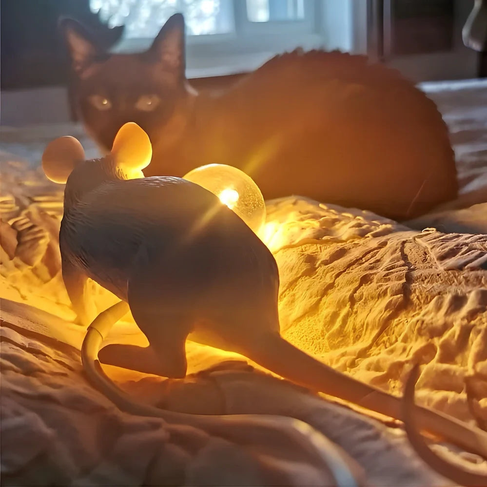 White and gold mouse-shaped desk lamp with polyresin details and 4W LED lighting