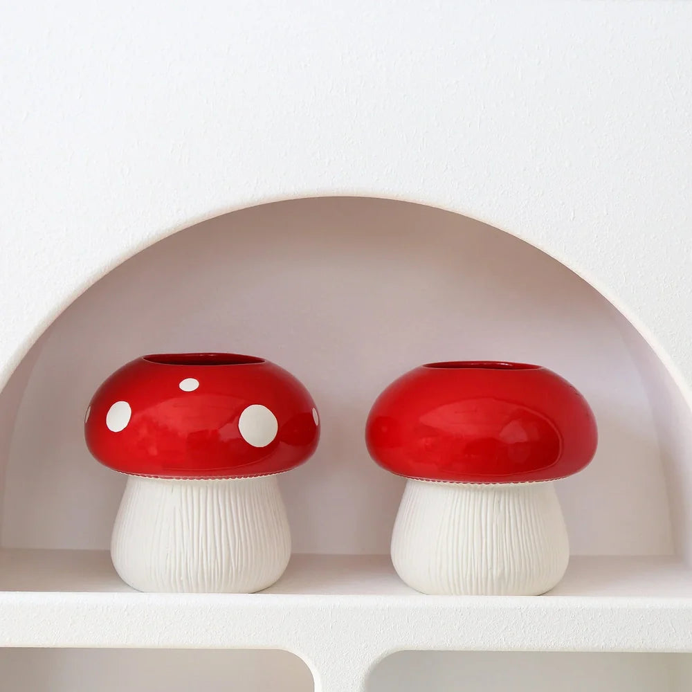 Mushroom-shaped ceramic vase with European painting, white spots, 15cm height