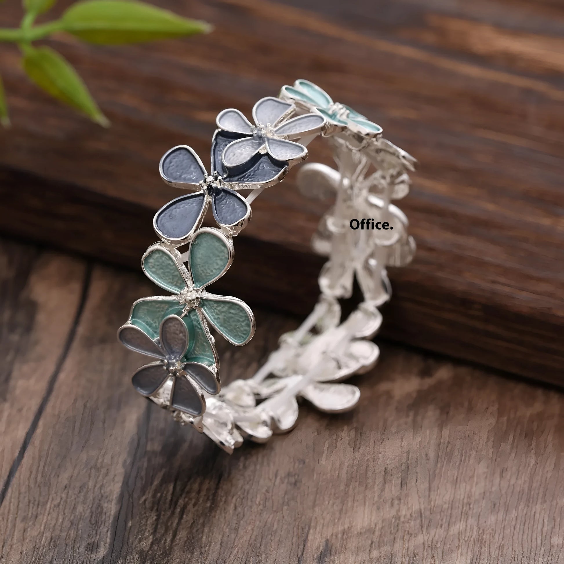 Women's zinc alloy flower elastic bracelet with dripping oil finish in three colour variations