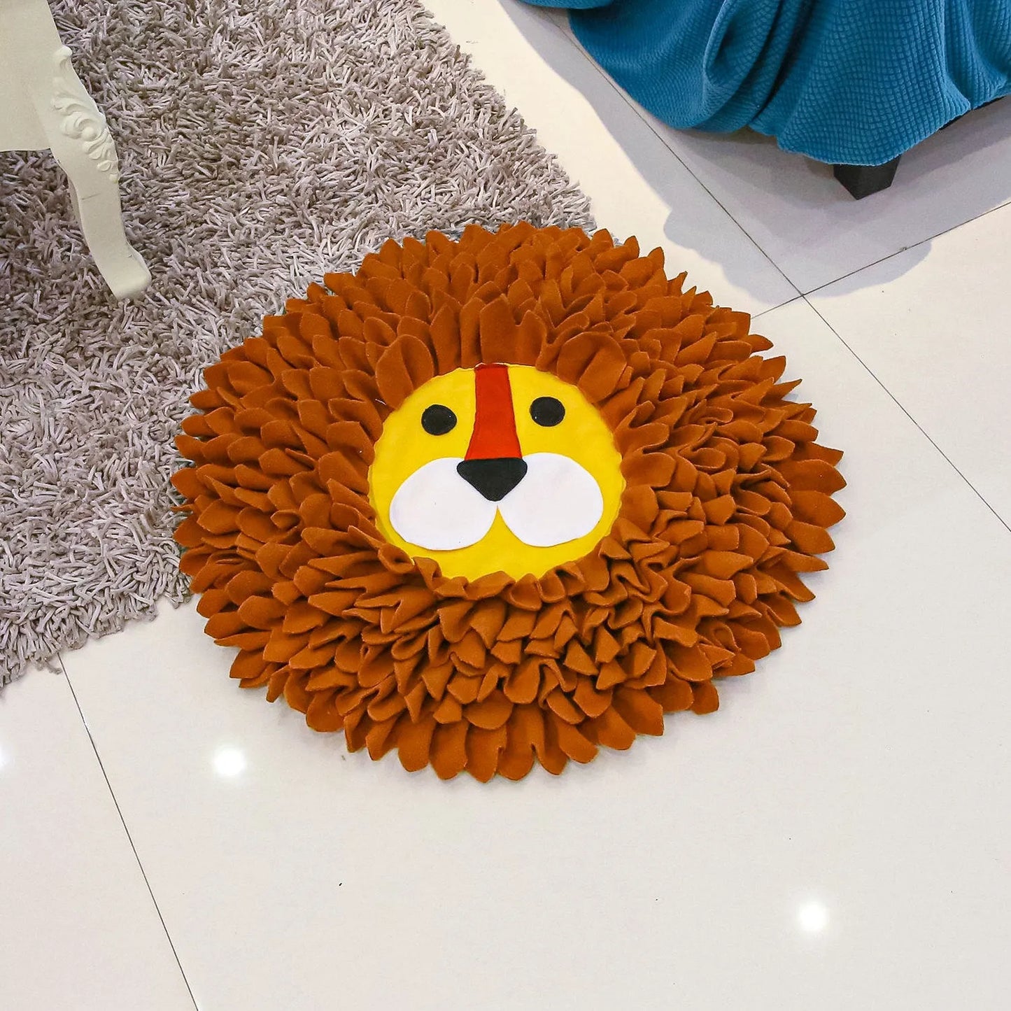 Brown lion-shaped sniffing pad measuring 33x25cm with 10cm depth for hiding pet treats