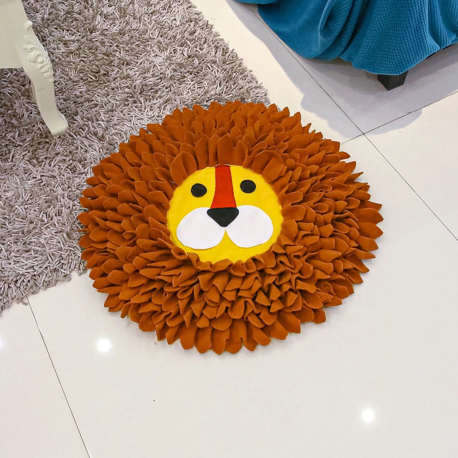 Brown lion-shaped sniffing pad measuring 33x25cm with 10cm depth for hiding pet treats