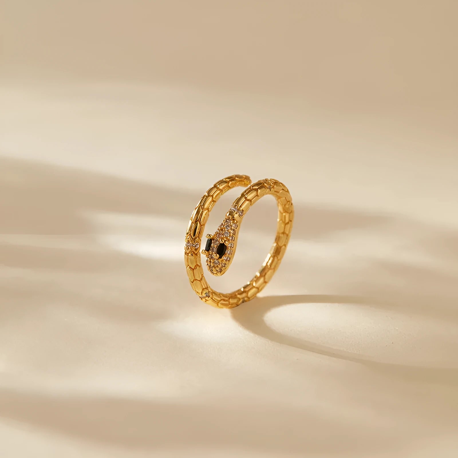 Adjustable snake-shaped index finger ring in gold colour with diamond treatment