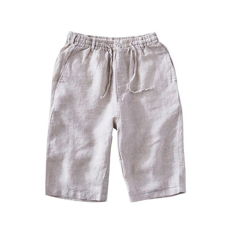 Man's loose-fit linen capri trousers in light colour for casual summer wear