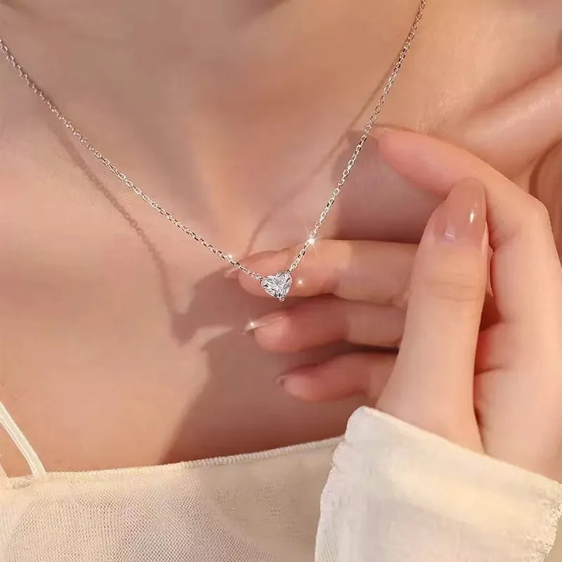 Women's silver-coloured copper necklace with simple heart-shaped pendant
