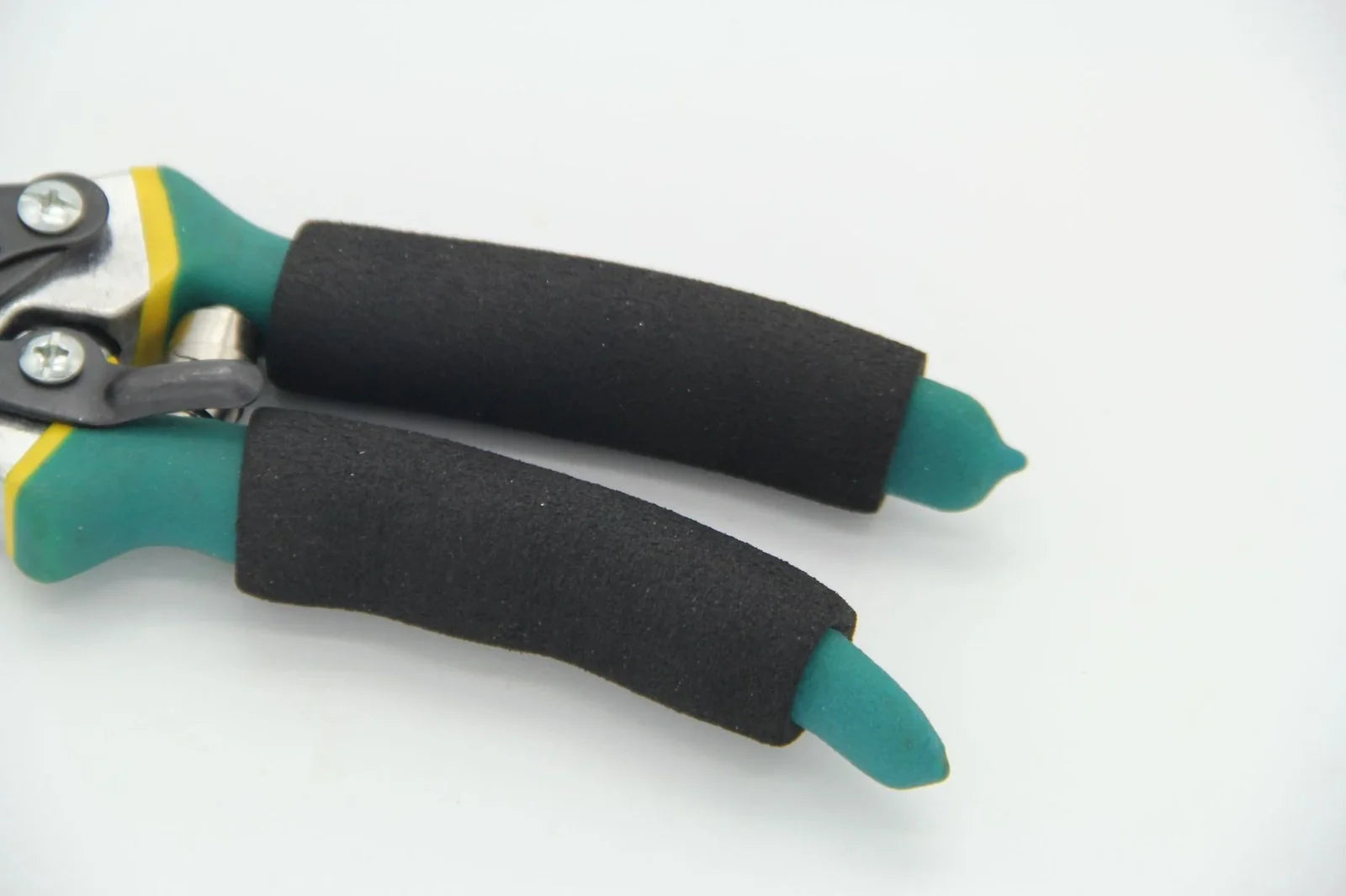 Yellow and green garden shears with 50# steel blades cutting 30mm branches