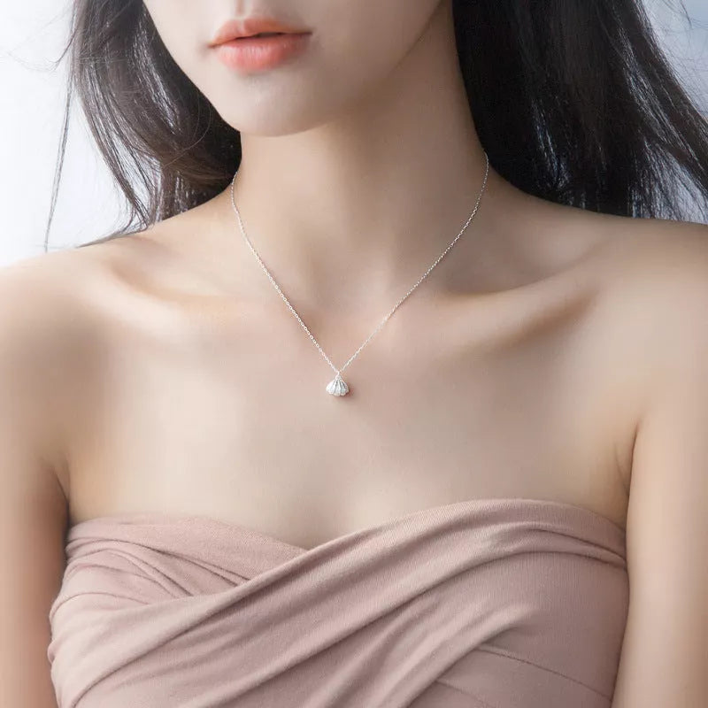 Personalized S925 silver shell necklace for women with delicate design