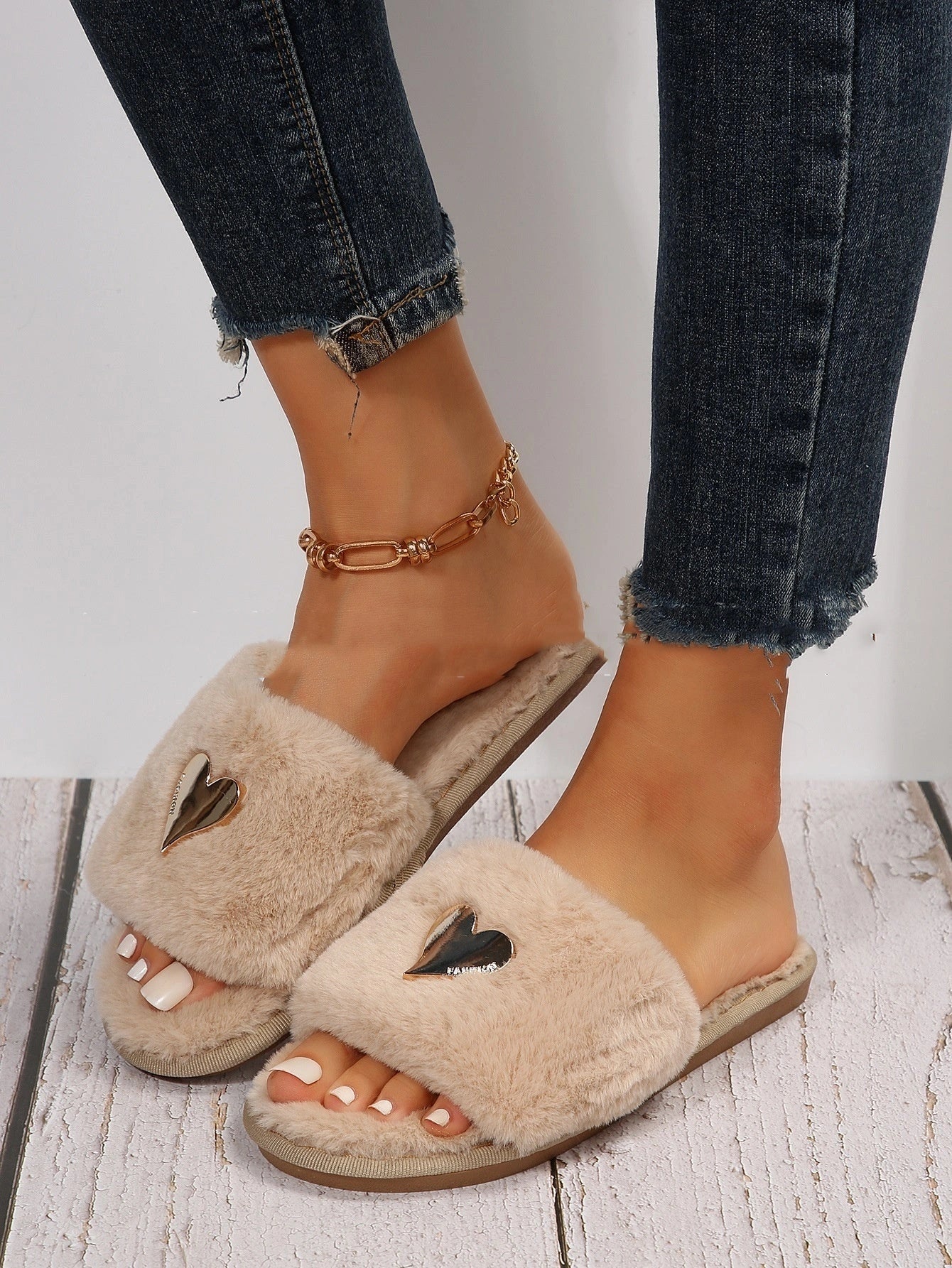 Cozy women's faux fur slippers with heart pendant in various colors