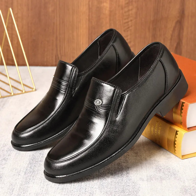 Men's black plus size casual leather shoes with sewing thread detail and rubber sole